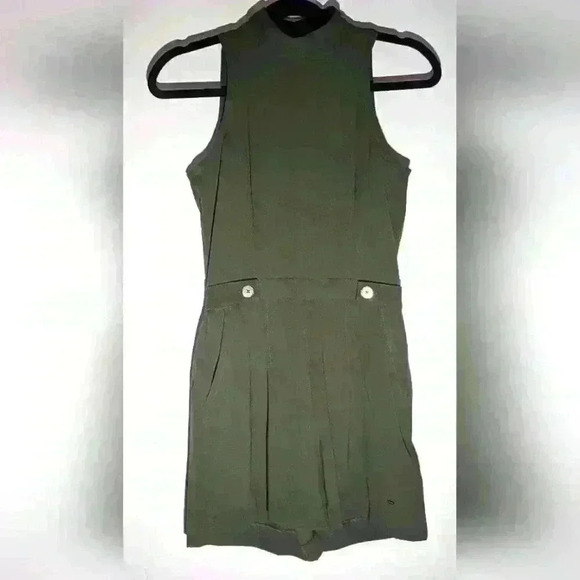 *NEW* TOMMY HILFIGER ROMPER. - Picture 1 of 4